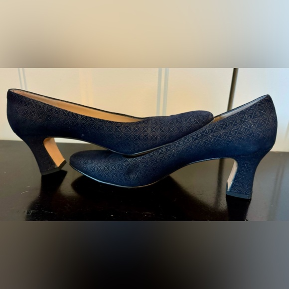 FERRAGAMO Vintage Navy with gold thread heels.  Size 8.5 AAAA - Picture 5 of 9